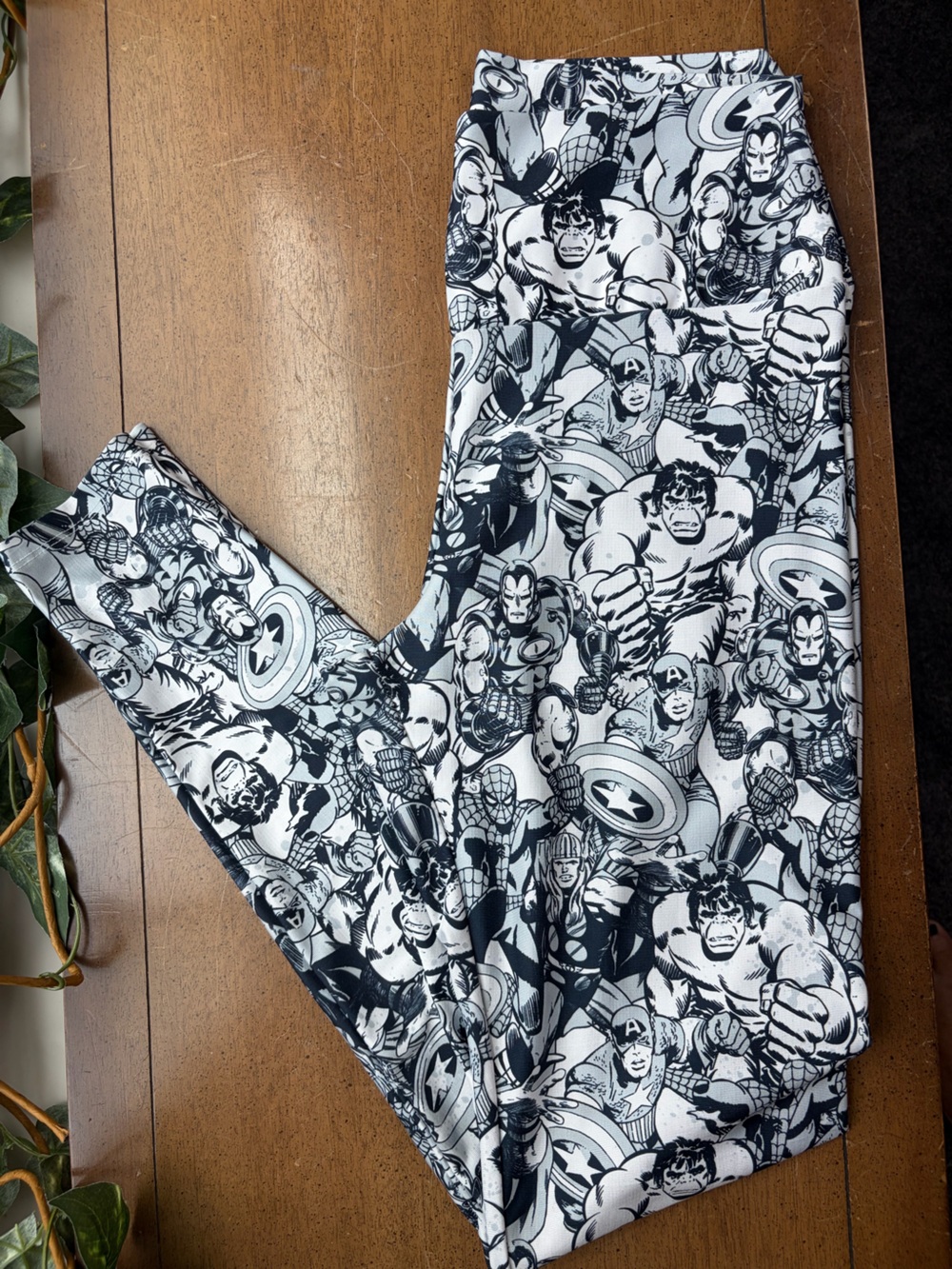 Universal Studios Marvel Avengers Comic Print Leggings Women’s L